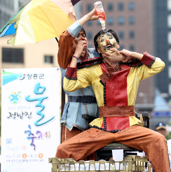 정남진 물축제가 오는 27일 부터 다음 달 2일 까지 장흥읍 탐진강과 편백숲 우드랜드 일원에서 열린다. 장흥군과 축제추진위는 이를 홍보하기 위해 17일 서울 청계광장에서 이벤트를 진행했다. 사진은 이날 열린 거리공연 모습. 연합뉴스