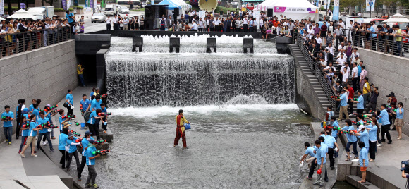 정남진 물축제가 오는 27일 부터 다음 달 2일 까지 장흥읍 탐진강과 편백숲 우드랜드 일원에서 열린다. 장흥군과 축제추진위는 이를 홍보하기 위해 17일 서울 청계광장에서 이벤트를 진행했다. 사진은 이날 열린 물싸움 퍼포먼스 모습.  연합뉴스