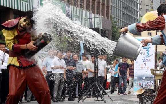 정남진 물축제가 오는 27일 부터 다음 달 2일 까지 장흥읍 탐진강과 편백숲 우드랜드 일원에서 열린다. 장흥군과 축제추진위는 이를 홍보하기 위해 17일 서울 청계광장에서 이벤트를 진행했다. 사진은 이날 열린 거리공연 모습. 연합뉴스