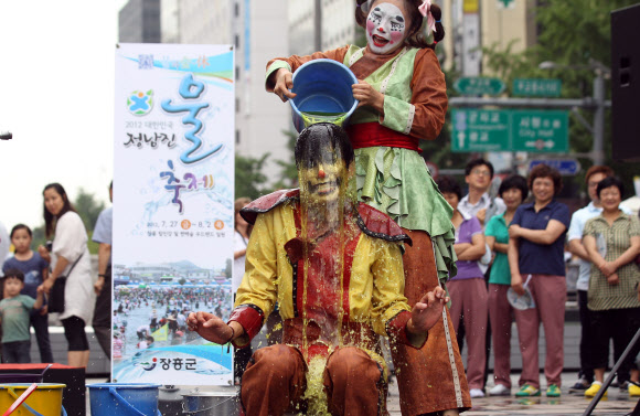 정남진 물축제가 오는 27일 부터 다음 달 2일 까지 장흥읍 탐진강과 편백숲 우드랜드 일원에서 열린다. 장흥군과 축제추진위는 이를 홍보하기 위해 17일 서울 청계광장에서 이벤트를 진행했다. 사진은 이날 열린 거리공연 모습. 연합뉴스