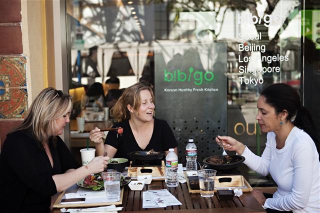 미국 로스앤젤레스의 ‘비비고’ 식당에서 외국인들이 비빔밥을 먹고 있다.  CJ 제공