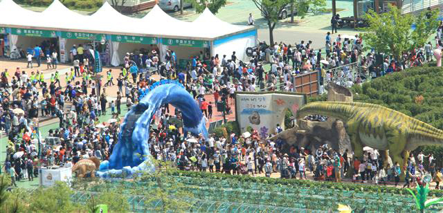 올 3~6월 열린 고성 공룡엑스포장에 관람객들이 가득하다. 치밀한 기획과 홍보를 바탕으로 지방재정을 살찌운 성공적인 축제의 모델로 꼽힌다.  고성군 제공