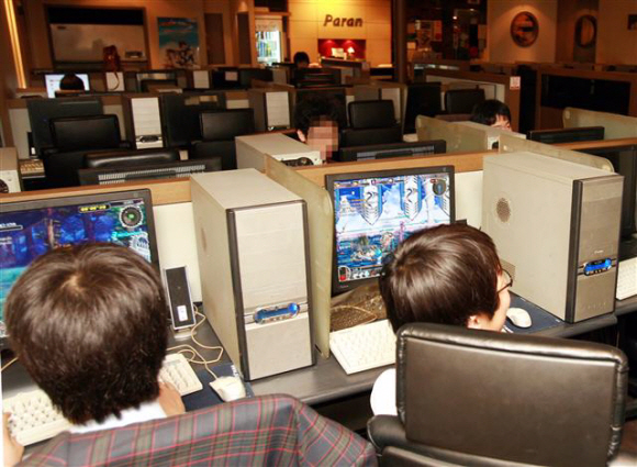 인터넷 게임방에서 PC게임을 하고 있는 초등학생들.  서울신문 포토라이브러리