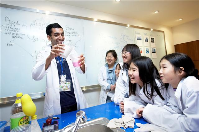 지난달 초 서울영어마을 수유캠프에 참가한 서울 중구 내 초등학교 6학년생들이 영어로 진행된 과학 수업을 받고 있다. 서울 중구 제공