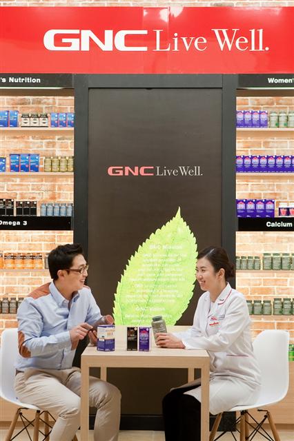 동원F&B의 비타민 브랜드 ‘GNC’의 매장에서 한 고객(왼쪽)이 구매에 앞서 상담을 받고 있다. 동원F&B 제공 