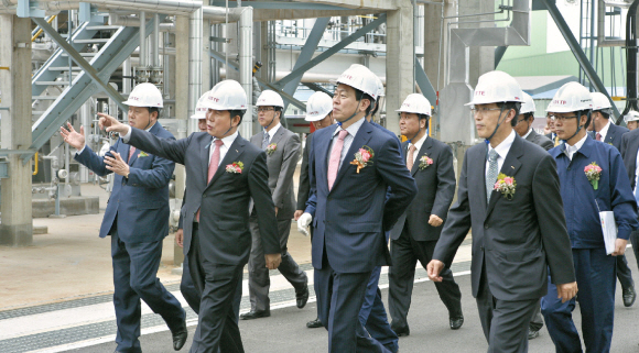 신동빈(왼쪽 세 번째) 롯데그룹 회장이 임원들과 함께 지난 5월 증설을 끝낸 호남석유화학의 여수 공장을 둘러보고 있다. 롯데그룹 제공