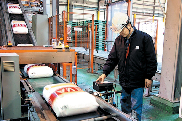 한화케미칼 울산공장에서 한 직원이 고부가 특화 제품인 에틸렌 비닐 아세테이트·키워드(EVA) 제품의 포장 작업을 하고 있다. 한화케미칼 제공