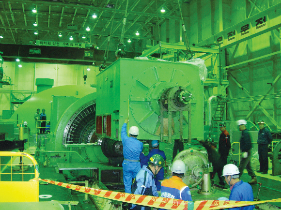 최근 부산 기장 고리원전 2호기에서 한국수력원자력 직원들이 원전 안전운전을 위한 내부 점검을 하고 있다. 한국수력원자력 제공