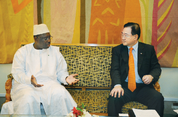 안승규(오른쪽) 한국전력기술 사장과 마키 살 세네갈 신임 대통령이 지난 5월 세네갈에서 만나 양국 간 에너지 분야 협력 방안에 대해 이야기를 나누고 있다. 한국전력기술 제공