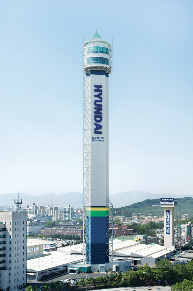 현대엘리베이터가 2009년 완공한 높이 205.2m의 현대 아산타워. 이곳에선 1분에 1080m를 오르내리는 초고속 승강기가 운행되고 있다. 현대그룹 제공