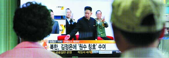 시민들이 서울역에 설치된 TV를 통해 북한이 18일 낮 12시 김정은 국방위원회 제1위원장에게 원수 칭호를 부여한다는 뉴스 속보를 보고 있다.  연합뉴스 