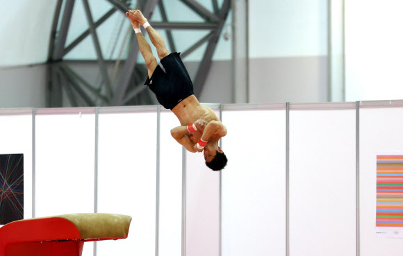 18일(현지시각) 런던 그린위치 아카데미에서 올림픽 체조대표팀 양학선이 뜀틀훈련을 하고 있다.   연합뉴스