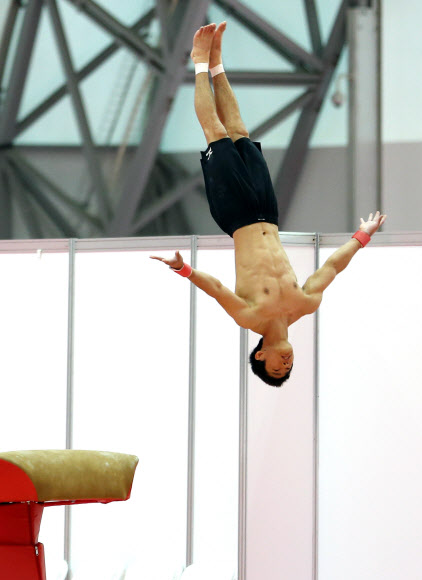 18일(현지시각) 런던 그린위치 아카데미에서 올림픽 체조대표팀 양학선이 뜀틀훈련을 하고 있다.   연합뉴스