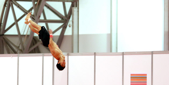 18일(현지시각) 런던 그린위치 아카데미에서 올림픽 체조대표팀 양학선이 뜀틀훈련을 하고 있다.   연합뉴스