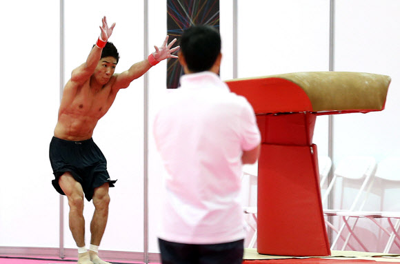 18일(현지시각) 런던 그린위치 아카데미에서 올림픽 체조대표팀 양학선이 뜀틀훈련을 하고 있다.   연합뉴스