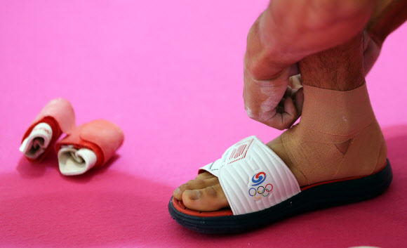 18일(현지시각) 런던 그린위치 아카데미에서 올림픽 체조대표팀 양학선이 훈련중 발목에 붕대를 감고 있다.  연합뉴스