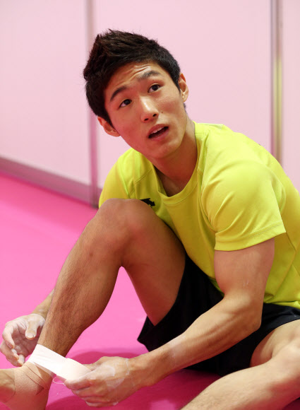 18일(현지시각) 런던 그린위치 아카데미에서 올림픽 체조대표팀 양학선이 훈련중 발목에 붕대를 감고 있다.   연합뉴스