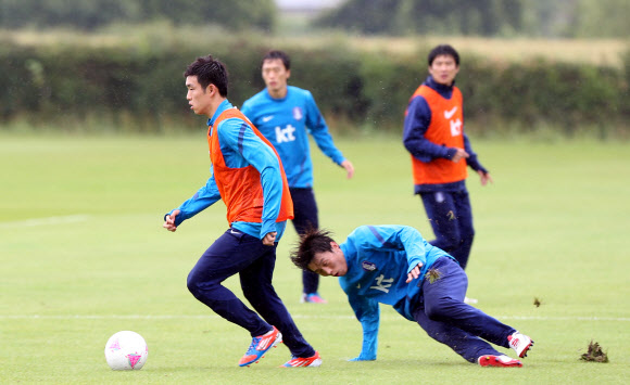18일(현지시간) 런던 인근 왓포드 FC 연습장에서 올림픽 축구대표팀 선수들이 훈련을 하고 있다. 연합뉴스