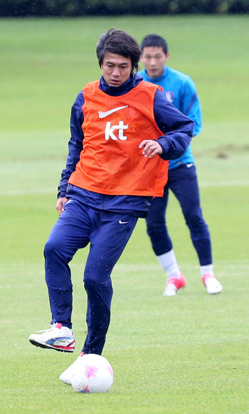 18일(현지시간) 런던 인근 왓포드 FC 연습장에서 홍명보 감독이 올림픽 축구대표팀 선수들과 함께 훈련을 하고 있다. 연합뉴스
