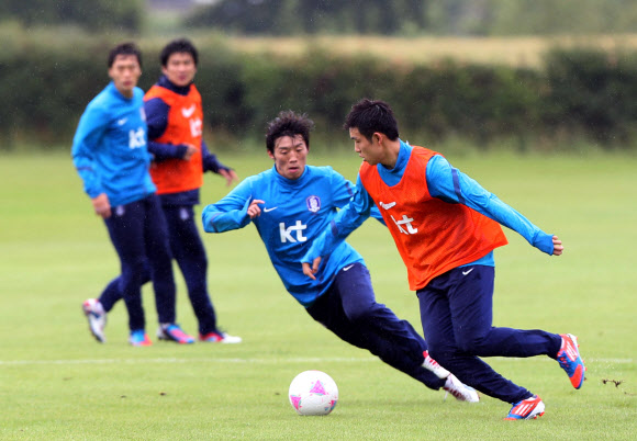 18일(현지시간) 런던 인근 왓포드 FC 연습장에서 올림픽 축구대표팀 선수들이 훈련을 하고 있다.  연합뉴스