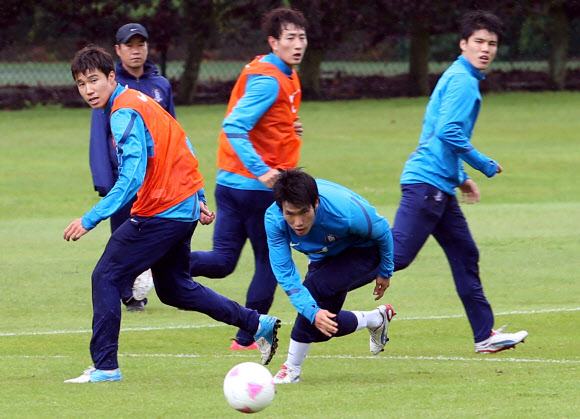 18일(현지시간) 런던 인근 왓포드 FC 연습장에서 올림픽 축구대표팀 선수들이 훈련을 하고 있다. 연합뉴스