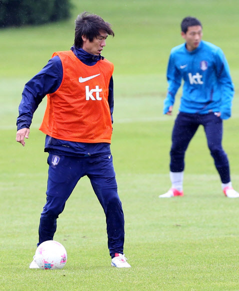 18일(현지시간) 런던 인근 왓포드 FC 연습장에서 홍명보 감독이 올림픽 축구대표팀 선수들과 함께 훈련을 하고 있다. 연합뉴스
