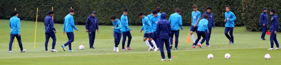 18일(현지시간) 런던 인근 왓포드 FC 연습장에서 올림픽 축구대표팀 선수들이 훈련을 하고 있다.  연합뉴스