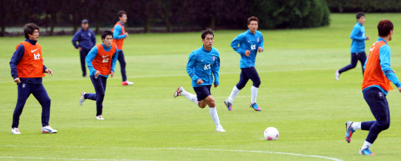 18일(현지시간) 런던 인근 왓포드 FC 연습장에서 올림픽 축구대표팀 선수들이 훈련을 하고 있다.  연합뉴스