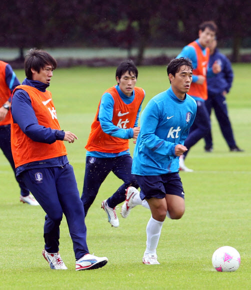 18일(현지시간) 런던 인근 왓포드 FC 연습장에서 올림픽 축구대표팀 선수들이 훈련을 하고 있다.  연합뉴스