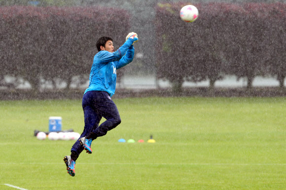 18일(현지시간) 런던 인근 왓포드 FC 연습장에서 올림픽 축구대표팀 GK 정성룡이 펀칭 훈련을 하고 있다. 연합뉴스