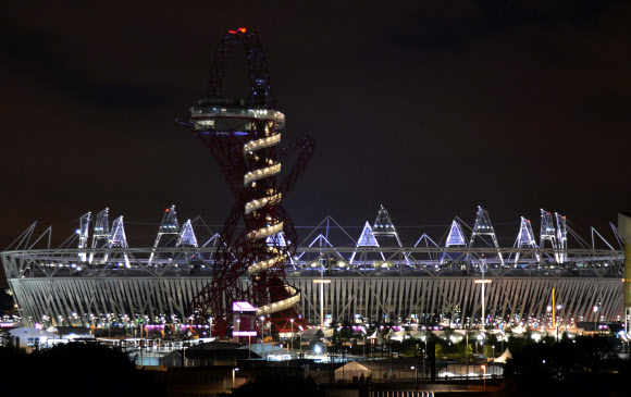 런던올림픽 개막을 9일 앞둔 18일(현지시각) 런던 스트랏포드에 위치한 주경기장이 불을 환히 밝힌채 개막을 기다리고 있다. 올림픽사진공동취재단