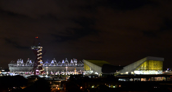 런던올림픽 개막을 9일 앞둔 18일(현지시각) 런던 스트랏포드에 위치한 주경기장이 불을 환히 밝힌채 개막을 기다리고 있다. 올림픽사진공동취재단