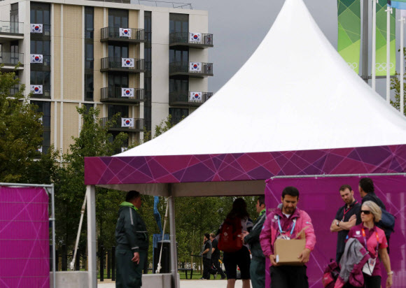 영국 런던 올림픽 개막이 9일 앞으로 다가오면서 개최지 런던의 분위기가 무르익고 있다. 18일 런던 북동부 리밸리 선수촌 내 한국선수단 숙소에 태극기가 내걸려 있다.  연합뉴스