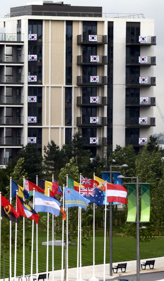 영국 런던 올림픽 개막이 9일 앞으로 다가오면서 개최지 런던의 분위기가 무르익고 있다. 18일 런던 북동부  올림픽 선수촌 내 한국선수단 숙소에 태극기가 내걸려 있다. 연합뉴스