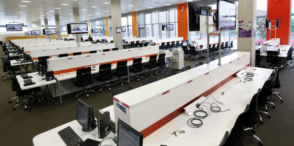 영국 런던 올림픽 개막이 9일 앞으로 다가오면서 개최지 런던의 분위기가  무르익고 있다. 18일 런던 북동부 리밸리 올림픽 파크 내 MPC 취재 부스가  정돈되어  있다.  연합뉴스