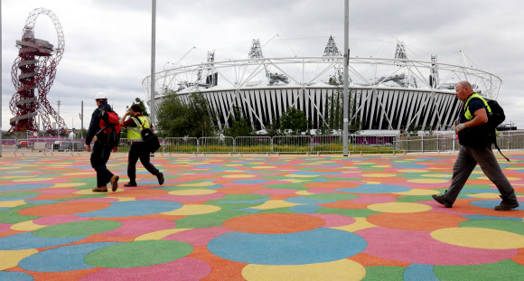런던올림픽이 열흘 앞으로 다가온 18일 관계자들이 올림픽파크 안의 주경기장 앞을 지나고 있다. 연합뉴스