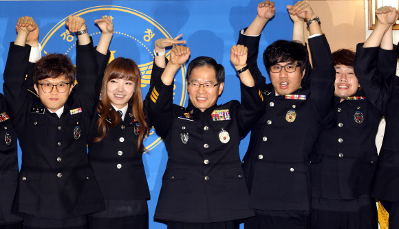 개그콘서트의 ‘용감한 녀석들’ 멤버들이 5대폭력 척결 홍보대사로 위촉됐다. 19일 오전 서울 서대문구 미근동 경찰청에서 열린 위촉식에서 김기용 경찰청장과 용감한 녀석들 멤버들이 기념사진을 찍고 있다. 연합뉴스