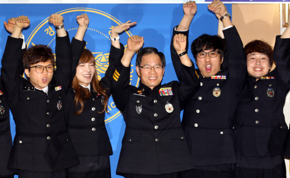 개그콘서트의 ‘용감한 녀석들’ 멤버들이 5대폭력 척결 홍보대사로 위촉됐다. 19일 오전 서울 서대문구 미근동 경찰청에서 열린 위촉식에서 김기용 경찰청장과 용감한 녀석들 멤버들이 기념사진을 찍고 있다. 연합뉴스