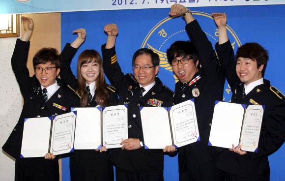 개그콘서트의 ‘용감한 녀석들’ 멤버들이 5대폭력 척결 홍보대사로 위촉됐다. 19일 오전 서울 서대문구 미근동 경찰청에서 열린 위촉식에서 김기용 경찰청장과 용감한 녀석들 멤버들이 기념사진을 찍고 있다. 연합뉴스