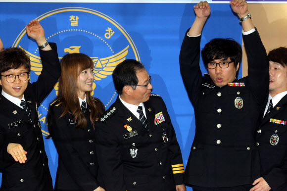 개그콘서트의 ‘용감한 녀석들’ 멤버들이 5대폭력 척결 홍보대사로 위촉됐다. 19일 오전 서울 서대문구 미근동 경찰청에서 열린 위촉식에서 김기용 경찰청장과 용감한 녀석들 멤버들이 기념사진을 찍고 있다. 연합뉴스