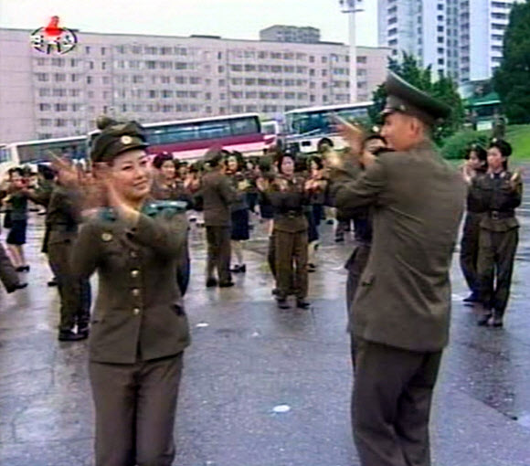 한 조선인민군 장병들이 18일 평양 4.25 문화회관광장에서 김정은 국방위원회 제1위원장의 원수칭호 수여를 축하하는 경축무도회를 열어 축하춤을 췄다고 조선중앙통신이 19일 보도했다. 연합뉴스