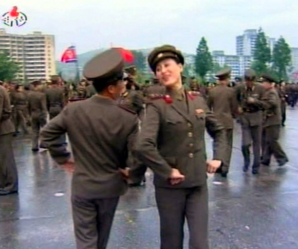 한 조선인민군 장병들이 18일 평양 4.25 문화회관광장에서 김정은 국방위원회 제1위원장의 원수칭호 수여를 축하하는 경축무도회를 열어 축하춤을 췄다고 조선중앙통신이 19일 보도했다. 연합뉴스