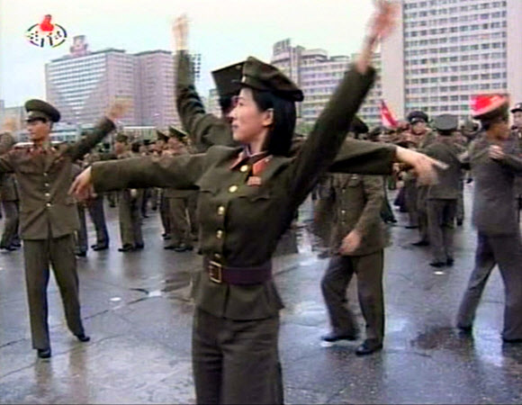 한 조선인민군 장병들이 18일 평양 4.25 문화회관광장에서 김정은 국방위원회 제1위원장의 원수칭호 수여를 축하하는 경축무도회를 열어 축하춤을 췄다고 조선중앙통신이 19일 보도했다. 연합뉴스