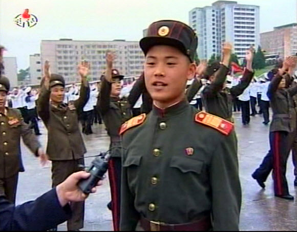 한 조선인민군 장병들이 18일 평양 4.25 문화회관광장에서 김정은 국방위원회 제1위원장의 원수칭호 수여를 축하하는 경축무도회를 열어 축하춤을 췄다고 조선중앙통신이 19일 보도했다. 연합뉴스