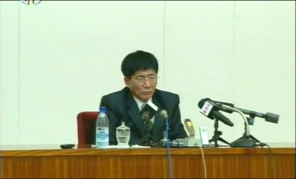 북한이 김일성 동상을 파괴하기 위해 침입했다가 적발됐다고 주장한 테러범이 19일 인민문화궁전에서 기자회견을 열고 있는 모습을 조선중앙TV가 전했다. 연합뉴스 