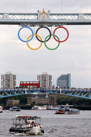 2012 런던올림픽을 일주일 앞둔 20일 런던 템스강의 명물인 타워브리지에  설치된 올림픽 개막 축하 기념 조형물이 올림픽  분위기를 고조시키고 있다.  연합뉴스