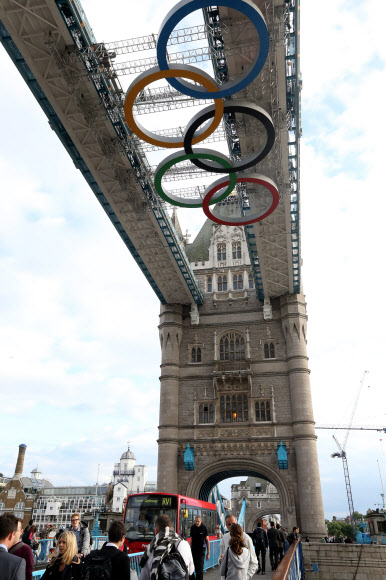 2012 런던올림픽을 일주일 앞둔 20일 런던 템스강의 명물인 타워브리지에  설치된 올림픽 개막 축하 기념 조형물이 올림픽  분위기를 고조시키고 있다.  연합뉴스