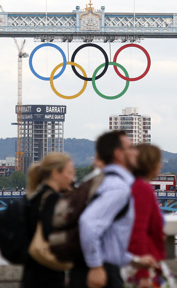 2012 런던올림픽을 일주일 앞둔 20일 런던 템스강의 명물인 타워브리지에  설치된 올림픽 개막 축하 기념 조형물이 올림픽  분위기를 고조시키고 있다.  연합뉴스