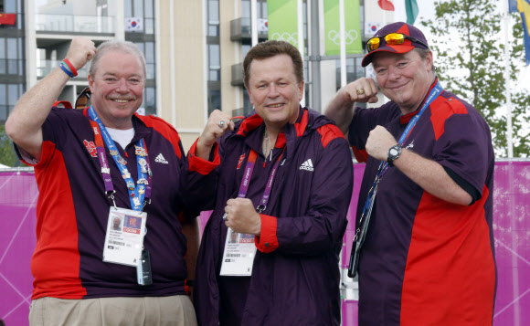 2012 런던 올림픽에 나서는 한국 선수단에는 특별한 조력자들이 있다. 한국과의 인연을 소중하게 이어가는 미국인 ‘자원봉사자 삼총사’. 래리 글루리크(50. 맨 왼쪽)), 패트릭 해셋(54.가운데), 개리 글루리크(50) 가 주인공이다. 연합뉴스