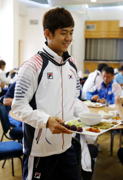 배드민턴 선수 이용대가 22일 한국선수단 훈련캠프가 차려진 런던 브루넬대학에서 오전 훈련을 마치고 점심 배식을 받고 있다. 연합뉴스